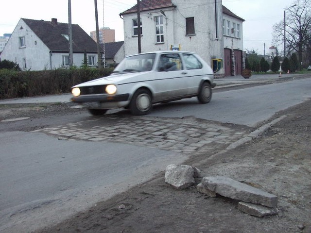 Po ulicy Wiejskiej jeżdżą dziś tylko najbardziej odważni kierowcy.