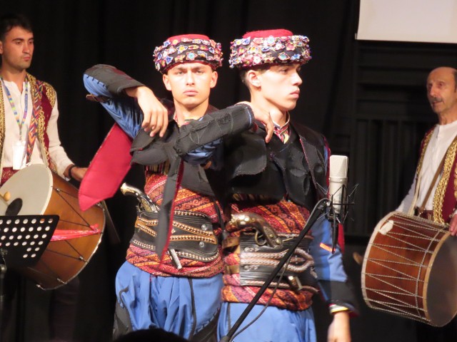 Publiczność oczarowała muzyka turecka zespołu z regionu Anatolia. Zupełnie inne klimaty i stroje. Zabrałam na koncert także moje wnuki, aby zobaczyły folklor innych narodów.