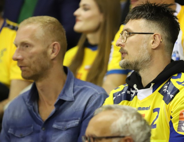 W środę 13 października w meczu Ligi Mistrzów piłkarzy ręcznych Łomża Vive Kielce pokonało 37:29 SG Flensburg Handewitt, a na trybunę VIP zawitały znane osoby. Na zdjęciu: Byli zawodnicy Vive Kielce, Karol Bielecki (z lewej) i Piotr Grabarczyk.[b]Zobacz znanych na meczu na kolejnych zdjęciach![/b]Zobacz kolejne zdjęcia. Przesuwaj zdjęcia w prawo - naciśnij strzałkę lub przycisk NASTĘPNE GDZIE SĄ CHŁOPCY Z TAMTYCH LAT, CZYLI CO DZIŚ ROBIĄ BYŁE GWIAZDY VIVE KIELCE [ZDJĘCIA] [B]POLECAMY RÓWNIEŻ:[/B][tabela][tr][td sz=300]IGOR KARACIĆ SIĘ ZARĘCZYŁ. ZOBACZ JEGO PIĘKNĄ WYBRANKĘ[/td][td sz=300]PIĘKNOŚĆ Z UKRAINY. ZOBACZ PARTNERKĘ ARTIOMA KARALIOKA[/td][/tr][td]BYŁY ZAWODNIK VIVE KIELCE JEST CZOŁOWYM POKERZYSTĄ ŚWIATA. WYGRYWA MILIONY DOLARÓW