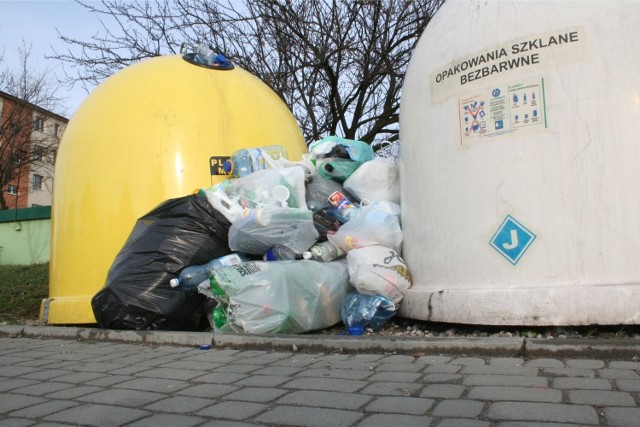 Kosze tarasują miejsce parkingowe - skarży się pan Krzysztof. Zdjęcie ilustracyjne.