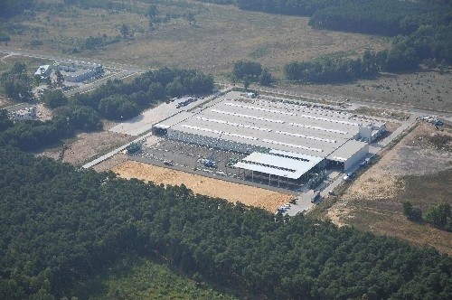 W sąsiedztwie przyszłej huty znajdują się już dwie duże fabryki, produkujące aluminiowe części aut. Alumetal będzie więc miał odbiorców tuż za miedzą (fot. Tomasz Gawałkiewicz)