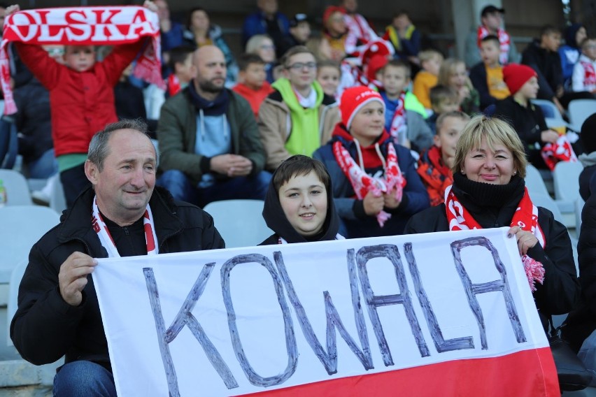 Zdjęcia kibiców z Kowali i Radomia na meczu reprezentacji Polski do 21 lat z San Marino w Kielcach. Oblegany był Michał Karbownik