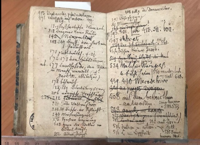 Odnalezione książki w wielu przypadkach zawierają zapiski wykonane ręką Jakuba i Wilhelma Grimmów