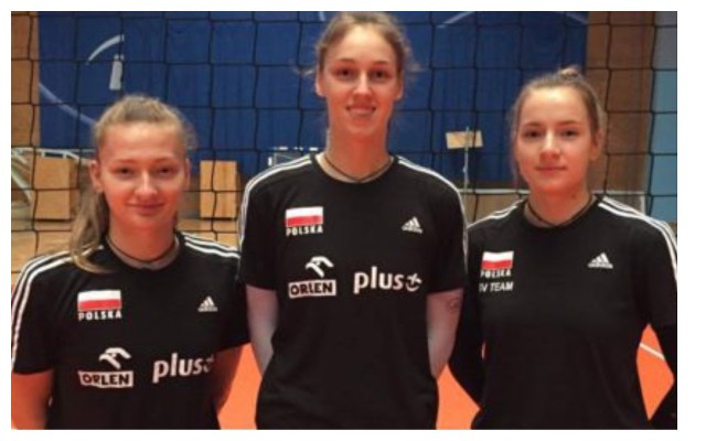 Siatkarki KS Pałac Bydgoszcz (od lewej: Małgorzata Andersohn, Klaudia Laskowska i Monika Jagła) razem z trenerem Rafałem Gąsiorem uczestniczą w MŚ U-18 w Argentynie.