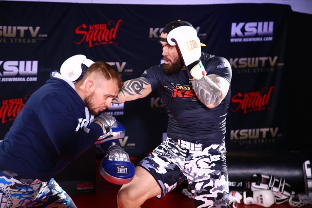 KSW 42 ONLINE STREAM ZA DARMO. Gala KSW 42 już w sobotę, 3 marca 2018 w Atlas Arenie w Łodzi. Podczas gali KSW 42 odbędą się trzy walki o tytuł mistrzowski oraz inne emocjonujące pojedynki. Gdzie oglądać transmisję gali KSW 42 w TV oraz ONLINE? Czy będzie stream za darmo z gali KSW 42? Jak wykupić PPV na transmisję gali KSW 42 na żywo?