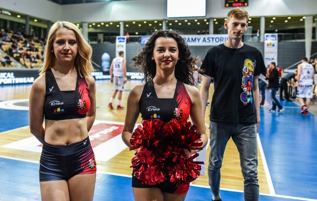 Cheerleaderki Enea Astorii prezentują swoje układy w trakcie przerw.