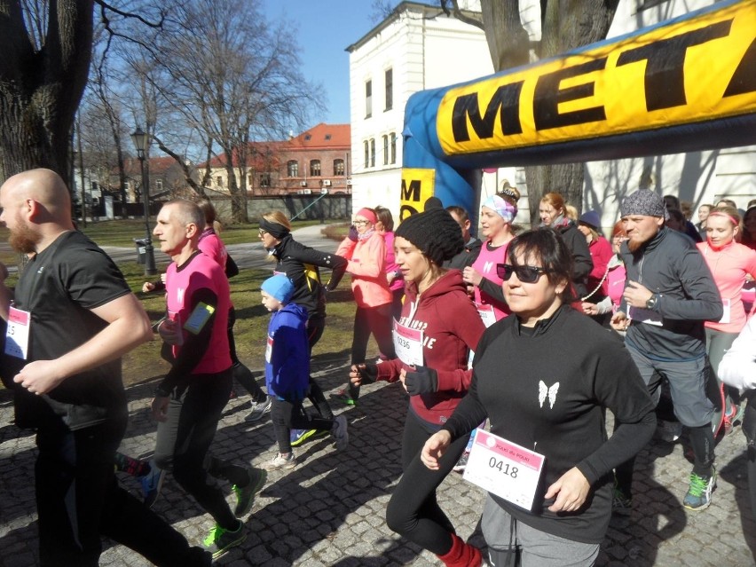 Bieg Polki dla Polki w Żywcu. Promowali profilaktykę badań i zbierali pieniądze [ZDJĘCIA+WIDEO] 