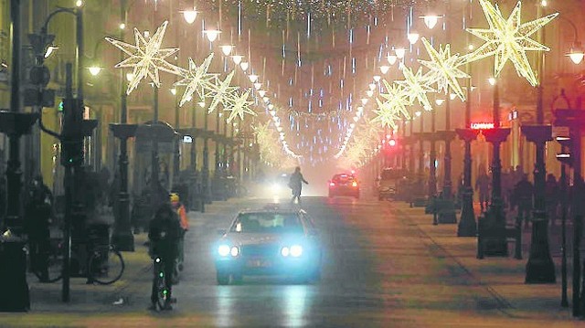 Rozkładanie światełek na całej długości ulicy potrwa tydzień.