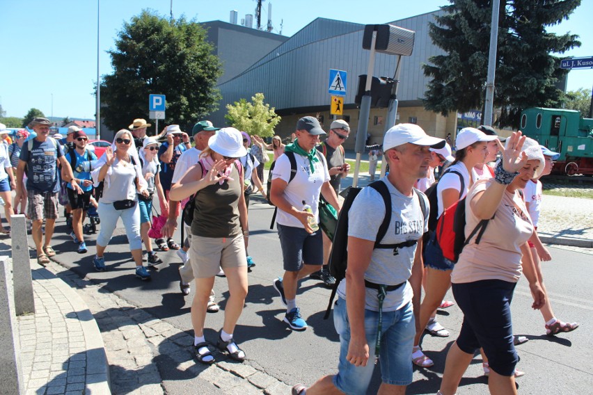 Chrzanów. Pielgrzymi w drodze na Jasną Górę. Przed nimi ostatnie 50 km  [ZDJĘCIA]