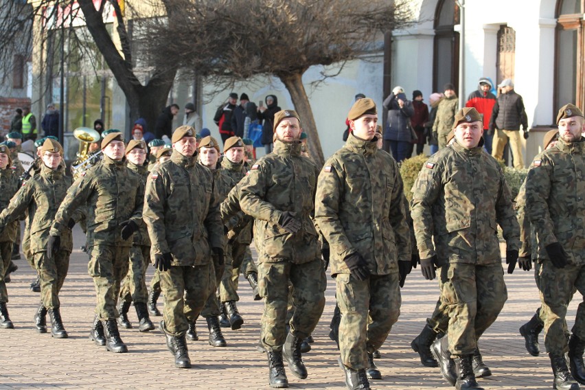 Na Placu Bartosza Głowackiego w Tarnobrzegu  „Terytorialsi” wypowiedzieli rotę przysięgi wojskowej. Było bardzo uroczyście (duzo zdjęć)