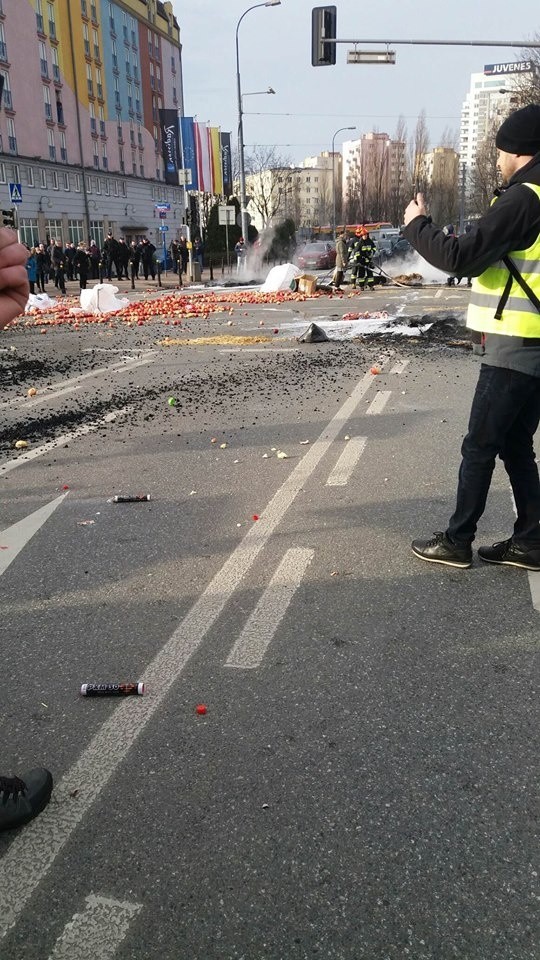 Rolnicy protestowali w Warszawie, była grupa ze Świętokrzyskiego. Płonęły opony i słoma, rozsypane jabłka 