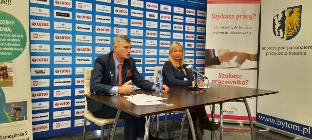 Dariusz Łukaszewski i Magdalena Mierzwińska w czasie konferencji prasowej w Bytomiu przed Drużynowymi Mistrzostwami Polski.