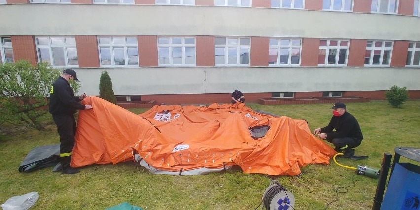 Dziś (czwartek) strażacy rozstawili namiot przed budynkiem...