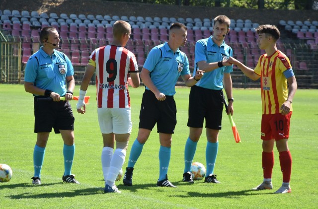 W potwornym upale rywalizowali w Kielcach zawodnicy Korony i Cracovii w meczu Centralnej Ligi Juniorów do 18 lat. Po emocjonującym spotkaniu Korona wygrała 4:3.Korona Kielce - Cracovia 4:3 (3:1)Bramki: Hubert Zwoźny 10, Szymon Płocica 20, Patryk Dela 38, Hubert Świecarz 78 - Jakub Myszor 14, 90+1, Jakub Gut 88. Korona: Sandach - Cukrowski, Dela, Kiełb, Zwoźny - R. Turek, Strzeboński, Majewski (58. Dziewięcki), Żyła (46. Walkowiak), Płocica (66. Kowalik) - Świecarz (65. Śliwa). Cracovia:  Łuczak - Mróz, Kapek (70. Grzebieluch), Wójcik, Gut, Kafel (46. Płonka), Bociek (65. Kwiatkowski), Wojtysko (70. Chrupcała), Góralczyk (70. Zarzycki) - Myszor, Ciesielski.-Od 75 minuty graliśmy w dziesiątkę, po drugiej żółtej i w konsekwencji czerwonej kartce dla Maćka Walkowiaka. Musieliśmy zmienić taktykę, bo w tych warunkach ciężko było walczyć, zmęczenie dawało się we znaki. Cofnęliśmy się, straciliśmy dwie bramki, ale prowadzenia już nie oddaliśmy. Trzeciego gola Cracovia strzeliła z karnego w ostatniej minucie, po tej bramce sędzia zakończył już mecz - mówił Paweł Czaja, trener Korony. Korona świetnie rozpoczęła mecz, w 10 minucie po składnej akcji bramkę zdobył Hubert Zwoźny. Cracovia szybko odpowiedziała golem z rzutu karnego, ale przed przerwą mądrze, agresywnie grający gospodarze, wysoko atakujący rywala, zdobyli jeszcze dwie bramki. W drugiej połowie zespół prowadzony przez Pawła Czaję prowadził 4:1, ale Cracovia dwa razy wpisała się na listę strzelców, gdy grała z przewagą jednego zawodnika. -Uważam, że w przekroju całego meczu byliśmy lepszym zespołem, mieliśmy więcej klarownych okazji do zdobycia bramek. Ciesze się, że zespół się podniósł po meczu z Lechia Gdańsk, który nam nie wyszedł i zdobyliśmy ważne punkty - dodał trener Paweł Czaja.  Galeria zdjęć z meczu na kolejnych slajdach.(dor)