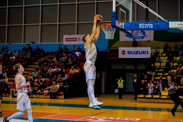 Nie udała się koszykarzom Miasta Szkła Krosno inauguracja we własnej hali. Podopieczni trenera Marcina Radomskiego przegrali z Czarnymi Słupsk 68:78.