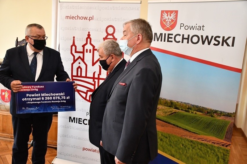Minister Andrzej Adamczyk przekazał promesy miechowskim...