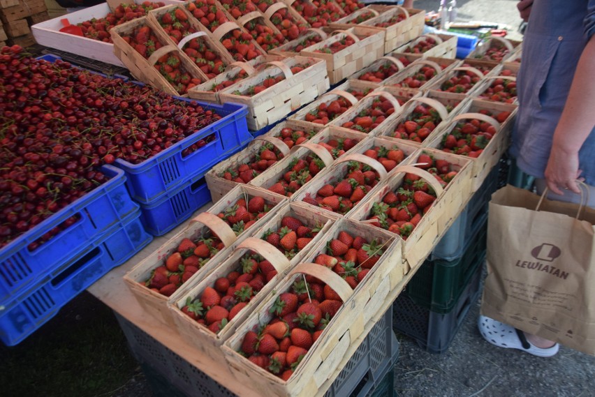 Niedziela 19 czerwca na targowisku w Wierzbicy. Co można kupić? Po ile szły truskawki i czereśnie? Zobacz zdjęcia