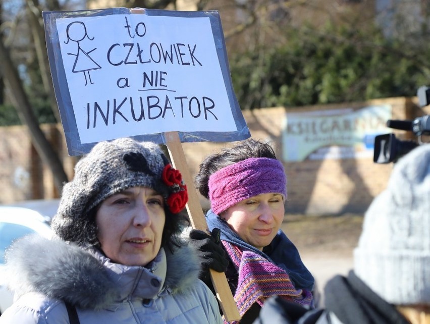 Szczecin: Protest przed kurią. Kobiety przeciwko zakazowi aborcji [ZDJĘCIA]
