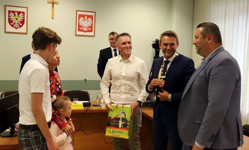 Ostrołęka. Michał Ciecierski uhonorowany podczas nadzwyczajnej sesji rady miasta