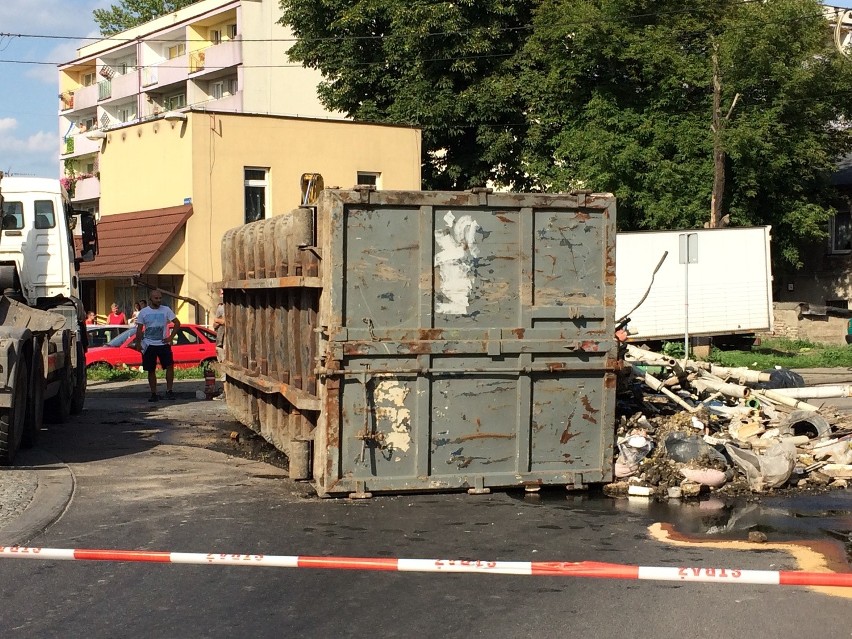 Wypadek w Sosnowcu: Przewróciła się ciężarówka ze złomem....