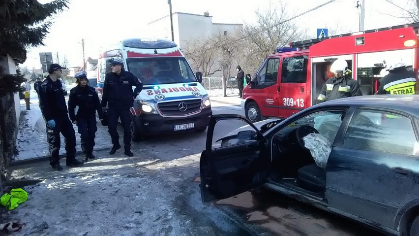 Wypadek w Wolicy. Samochód uderzył w ogrodzenia, jedna osoba trafiła do szpitala
