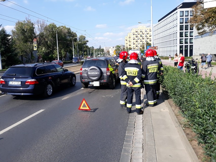 Wypadek przy moście Pokoju. Tworzą się duże korki w centrum (ZDJĘCIA)