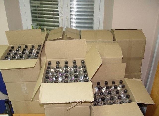 Podczas kontroli pojazdu okazało się, że w aucie jest ponad 1500 zafoliowanych butelek wypełnionych alkoholem.