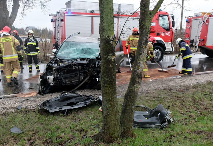 Wypadek koło Chojnic w poniedziałek, 12.04.2021 r. Na DW 212...