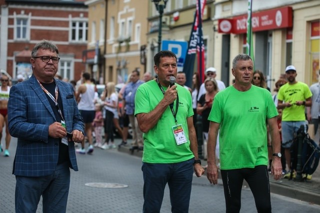 Jan Grabkowski, starosta poznański, Ireneusz Szpot, główny organizator i Marian Szkudlarek, burmistrz Swarzędza na otwarciu ubiegłorocznej, jubileuszowej edycji 10 km Szpot Swarzędz