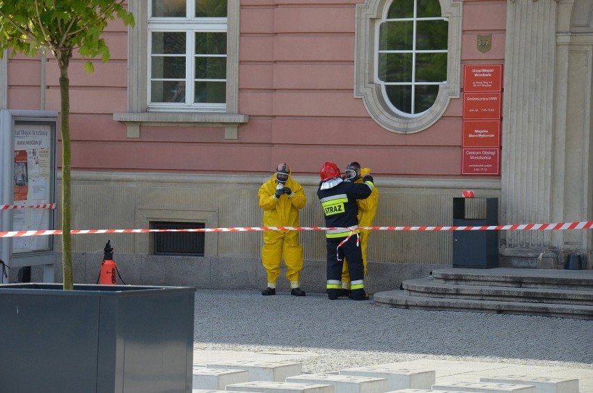 Wrocław: Tajemnicza koperta w urzędzie miejskim przy pl. Nowy Targ (FILM, ZDJĘCIA)