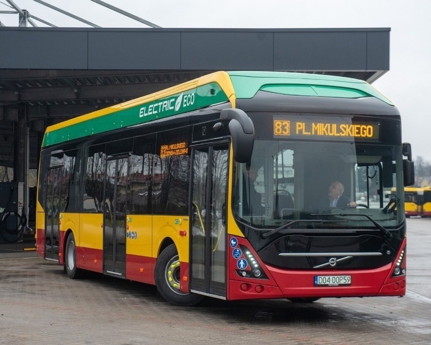 W Łodzi pojawią się kolejne autobusy elektryczne. Zapowiedział je wiceminister Buda