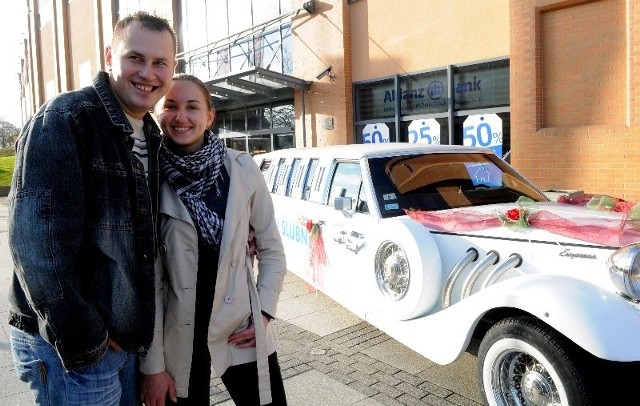 Mirek z Kostrzyna i Anita z Witnicy myślą o wspólnej przyszłości, ale daty ślubu jeszcze nie ustalili. Na targi przyszli pooglądać, bo wszystko się przyda. Mają nadzieję, że kiedyś powiezie ich taka limuzyna.