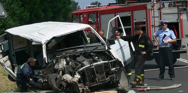 Renault po wypadku wyglądał jak kupa złomu. Kierowca miał niewiarygodne szczęście, że przeżył.