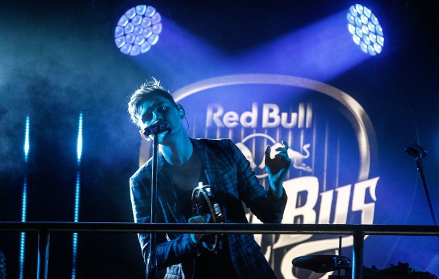 Muzyczny autobus Red Bull Tour Bus wyruszył w drogę po raz ósmy, tym razem goszcząc na swoim pokładzie Dawida Podsiadło. W ramach trasy wokalista wraz z zespołem odwiedza siedem miast, do których zaprosili go fani. W środę zaśpiewał w Rzeszowie. Koncert odbył się przy Skwerze Millenium Hall.