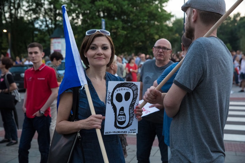 "Wolne sądy, chcemy weta!". Tłumy krakowian protestowały w obronie wolnych sądów