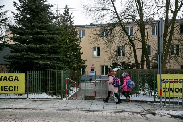 Pierwszoklasiści ze szkoły podstawowej przy ulicy Judyma 10 mają być dowożeni na lekcje do budynku przy ulicy Cechowej 57