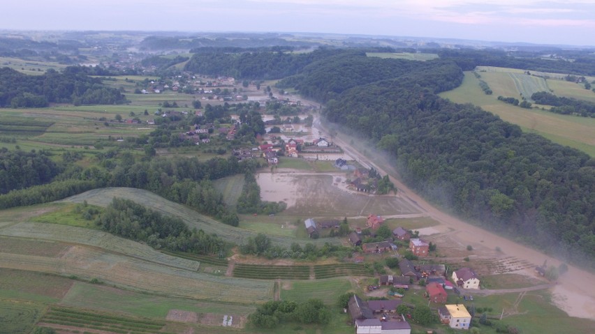 Zalana wieś Wierzchowiska w gminie Modliborzyce w powiecie...