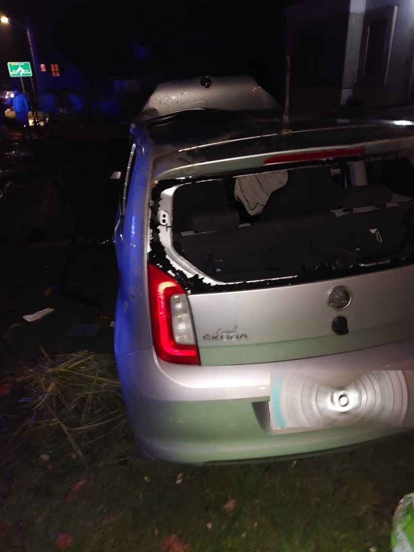 W Nagłowicach samochód dachował i uderzył w ogrodzenie. Kierowca pijany
