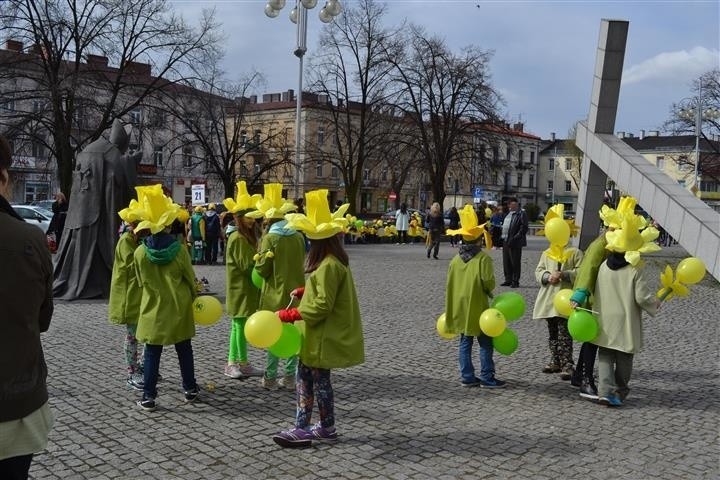 Uczestnicy ubrani byli w kolorowe elementy. Dominowały...