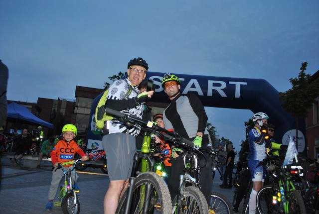 Ponad 300 rowerzystów wyjechało na trasę nocnego rajdu w Jaworznie
