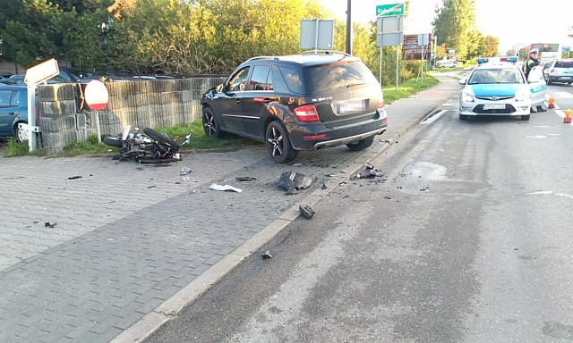 W środę rano doszło do poważnego wypadku na ulicy Poznańskiej w Kobylnicy. Kierujący osobowym mercedesem wymusił pierwszeństwo przejazdu na jadącym prawidłowo motocykliście. Z bardzo licznymi obrażeniami motocyklistę odwieziono do słupskiego szpitala. Wszyscy uczestnicy wypadku byli trzeźwi. Duże utrudnienia na granicy Kobylnicy i Słupska. 