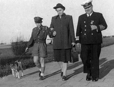 Komandor Stanisław Mieszkowski z żoną i synem Witoldem podczas spaceru w Gdyni Fot. archiwum rodzinne