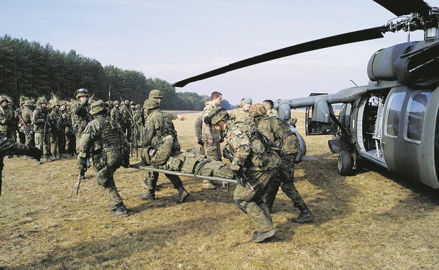 Armia szuka ochotników, takich jak Żołnierze Narodowych Sił Rezerwowych, którzy na początku marca uczestniczyli w szkoleniu taktycznym 1. batalionu piechoty 12 Brygady Zmechanizowanej.