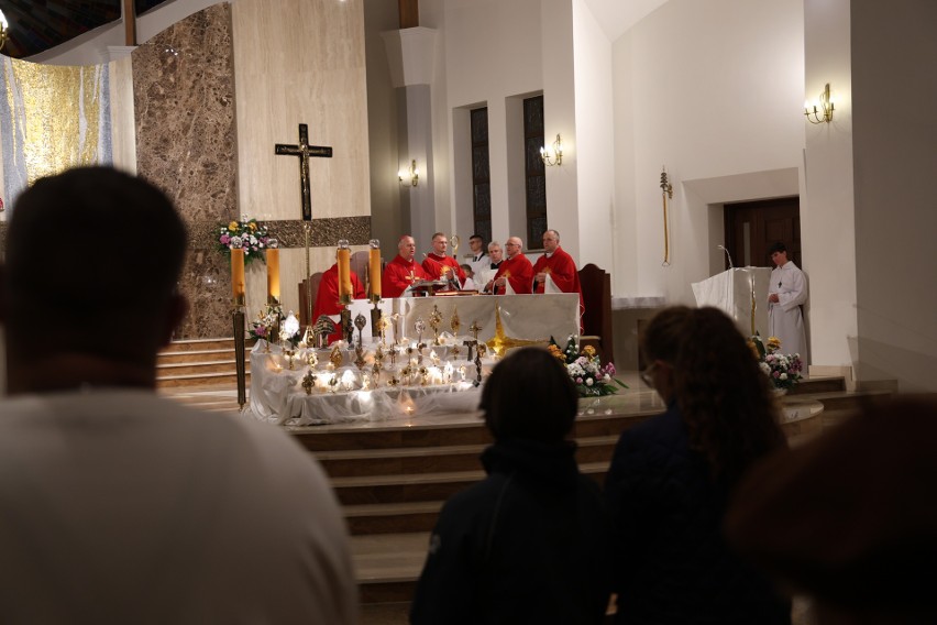 Noc Świętych w parafii Ducha Świętego w Kielcach. Po mszy świętej wyruszyła procesja z relikwiami świętych i błogosławionych 