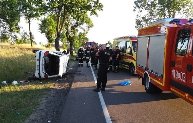 28-letni kierowca Daewoo jadąc w kierunku Łęga na prostym odcinku drogi stracił panowanie nad pojazdem i dachował zatrzymując się w przydrożnym rowie