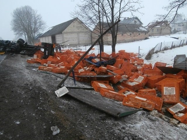 Strażacy musieli m.in. rozładować skrzynki z kurczakami,...