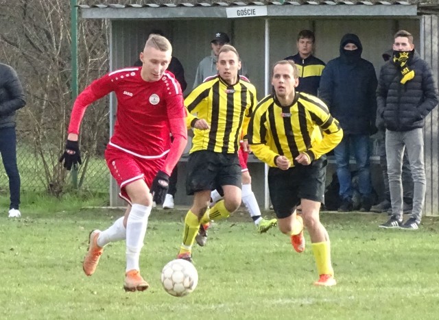 Cisy Jabłonica Polska pokonały w ostatniej kolejce klasy A Krosno LKS Górki 3:1 i zostały mistrzem jesieni. Bramki w tym meczu zdobywali Frączek 20, Kubal 27 i Czubski 59 dla gospodarzy oraz Malik 45 dla gości.