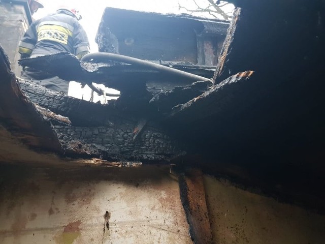 Pożar dachu w drewniaku na ulicy Krzywej 6 w Zgierzu.