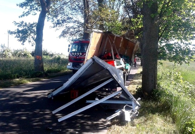 Na szczęście nikt nie został poszkodowany w wyniku zdarzenia drogowego, do jakiego doszło po godzinie 16 na drodze łączącej Wolin z Darzowicami.Dostawcze Iveco zahaczyło o drzewo. Skrzynki z piwem rozsypały się na jezdnię.Byłeś świadkiem wypadku? Stoisz w korku? Poinformuj o tym innych! Prześlij nam zdjęcia i wideo na alarm@gs24.pl!Zobacz także: Polscy kierowcy tracą przez korki miliardy złotych