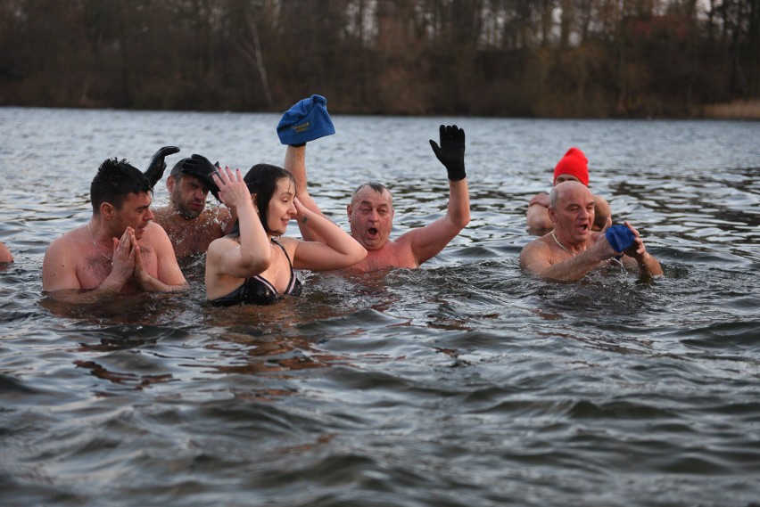 Dla nich nie ma nic zdrowszego od kąpieli w jeziorze zimą -...